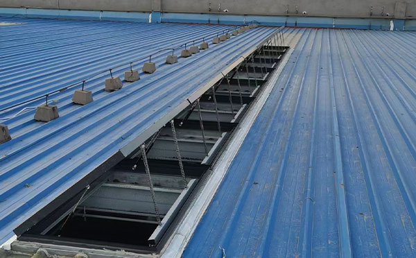 某城市大型商业综合体中庭七里河排烟窗工程