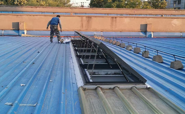 某区域性物流仓储中心七里河排烟窗系统安装项目